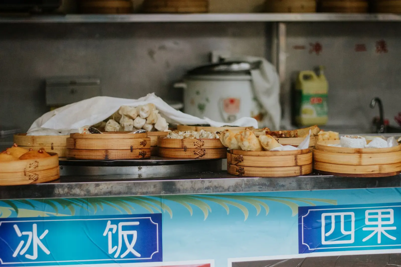汽车脚垫选购指南：专车专用版型与环保耐磨材料的适配要点